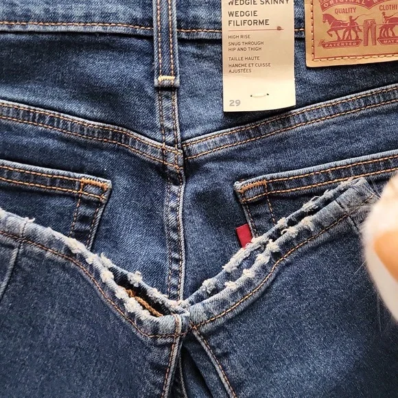 Levi's NWT - Wedgie Skinny Jeans - Medium Wash - 29" x 27" - Picture 7 of 8